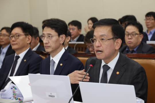 韩国汇率不稳定，"拉拢外汇平准基金填补税收漏洞"