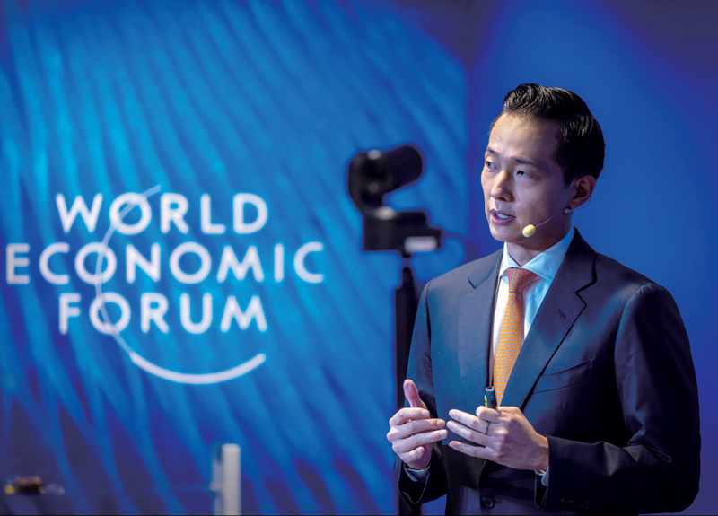 韩国经济支柱--造船、国防产业，其后座是金东官的领导力