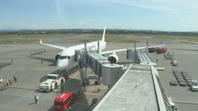 日本航空一架从新千岁飞往羽田的航班左引擎出现故障，返回新千岁机场，仅靠右侧引擎紧急降落。