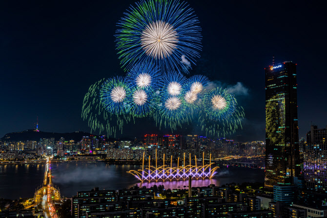 "韩华烟花节将直接产生295亿韩元规模的经济效益"