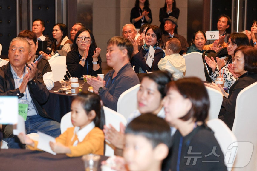 每 20 个韩国人中就有 1 个入籍或移民到国外，其中大多数是 30 多岁的人，居住在首尔都市区