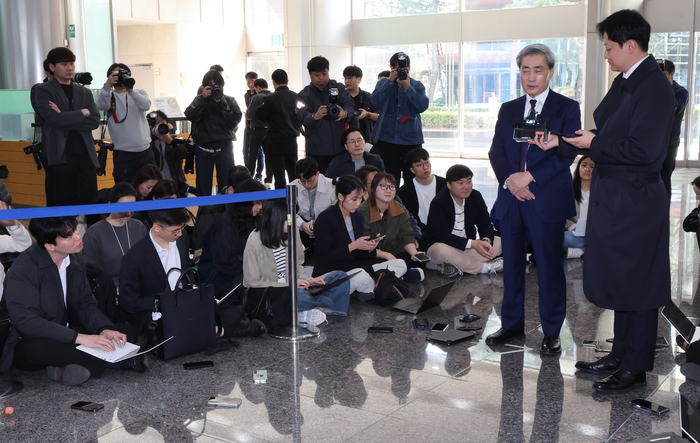 申贤松:"鹰派、鸽派二分法不可取……根据情况灵活应对。"